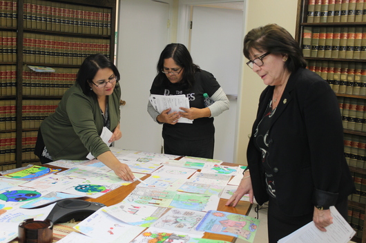 Senora Amanda Aguirre, Presidenta y CEO de RCBH, con miembros de su staff y COBINAS seleccionaron los dibujos.