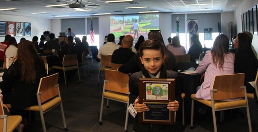 El estudiante de la Primaria Cesar Chavez de San Luis, Arizona, Uriel Jaramillo, recibió su reconocimiento por ilustrar el mes de Enero del Calendario de Educación Especial 2024