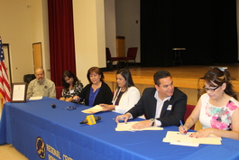 Momentos en que se firma la Iniciativa por parte de las autoridades municipales de San Luis, Arizona y San Luis Rio Colorado Sonora y la senora Amanda Aguirre, Presidenta y CEO de RCBH